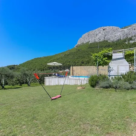 Rupotina With A Large Yard, Pool And A Beautiful View * Solin