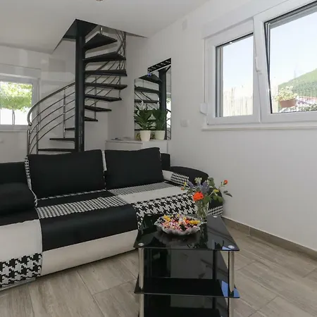 Rupotina With A Large Yard, Pool And A Beautiful View Vikendica