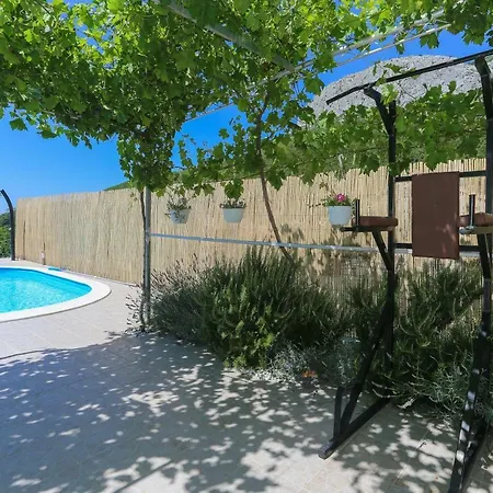Rupotina With A Large Yard, Pool And A Beautiful View * Solin
