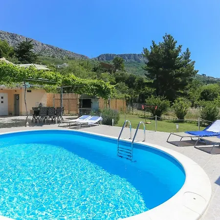 Vikendica Rupotina With A Large Yard, Pool And A Beautiful View Solin