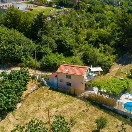 Rupotina With A Large Yard, Pool And A Beautiful View Solin