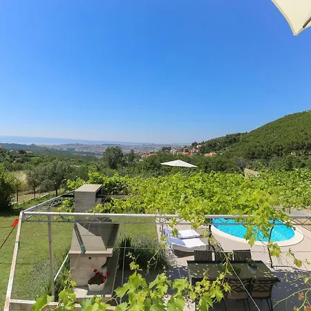 Rupotina With A Large Yard, Pool And A Beautiful View * Solin
