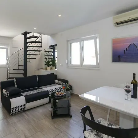 Vikendica Rupotina With A Large Yard, Pool And A Beautiful View