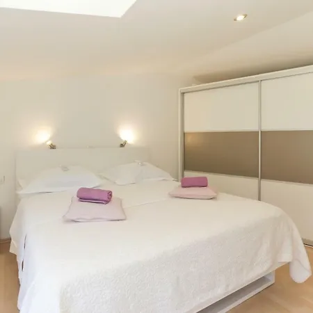Rupotina With A Large Yard, Pool And A Beautiful View * Solin