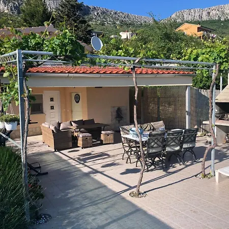Rupotina With A Large Yard, Pool And A Beautiful View Solin