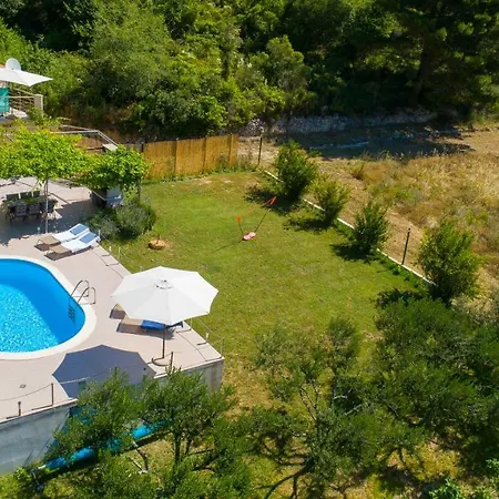 Дом отдыха Rupotina With A Large Yard, Pool And A Beautiful View