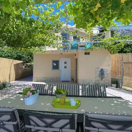 Дом отдыха Rupotina With A Large Yard, Pool And A Beautiful View