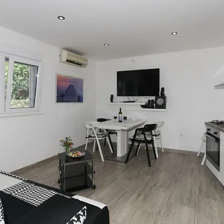 Rupotina With A Large Yard, Pool And A Beautiful View Солин
