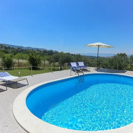 Rupotina With A Large Yard, Pool And A Beautiful View Дом отдыха Солин