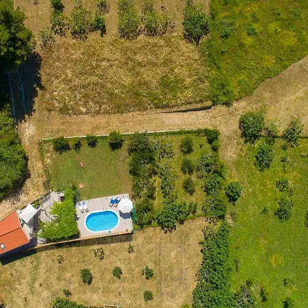Дом отдыха Rupotina With A Large Yard, Pool And A Beautiful View